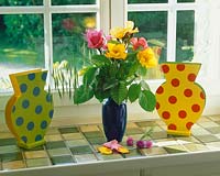 Bukett / Gesteck Blumenstrauß mit Rosen / Fenster