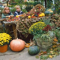 Herbst Gestaltung mit Kürbissen, Blumen / Kinder