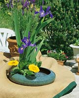 Tischgesteck mit Iris und Calendula