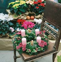 Adventskranz mit rosa Kerzen und rosa Dekor