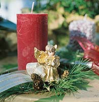 Adventsgesteck mit roter Kerze und goldenem Engel
