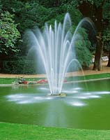 Teich im Park mit Springbrunnen