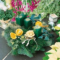 Adventskranz mit grünen eckigen Kerzen und Zitronenscheiben