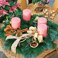 Adventskranz mit rosa Kerzen, getrocknete Zitronenschalen und Zimtstangen