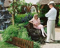 Frau und Mann im Garten
