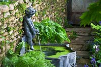 Chelsea Flower Show 2007, 'The Chris Beardshaw Garden' ( Chris Beardshaw ) lead pond and statue water feature