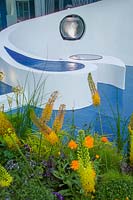 Hampton Court Flower Show, 2004. 'Aquarius' ( des. Hooks and Meldrum ) contemporary urban small garden with water filled rills, white painted walls and modern planting