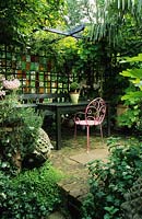 Private garden London Design Jonathan Baillie Shady garden Covered seating area Pink painted chair