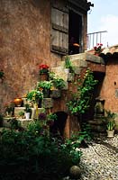 Chelsea FS 1997 Design Fiona Lawrenson Mediterranean garden with terra cotta colour washed wall stone steps