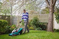 Mowing the lawn with a rechargeable lawnmower 
