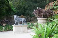 Lion sculpture 