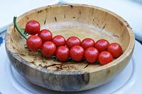 Solanum lycopersicum var. cerasiforme - cherry vine tomatoes - Piccolo - in hand carved wooden bowl