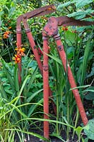 Pairs of edgers painted red mimic birds in the border. 