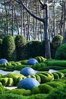Sculptures by Samuel Salcedo with hedges of Buxus sempervirens.  Les Jardins D'etretat, Normandy, France.