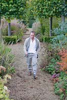 A person walking through a garden
Garden: Broughton Grange, Oxfordshire 
Head gardener: Andrew Woodall
