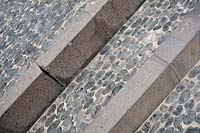 Decorative paving made with cobblestones and thick edges
