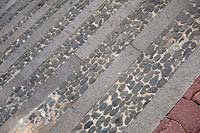 Decorative paving made with cobblestones and thick retaining edges