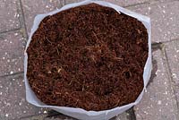 Compressed coconut fibre compost 