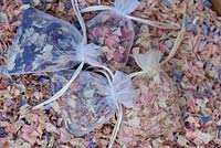 Gauze drawstring bags of natural confetti - Delphinium petals
