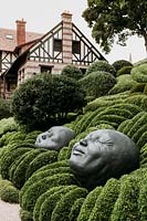Jardin Emotions with sculptures raindrops by de Samuel Salcedo. Les Jardins d Etretat, Normandy, France.
