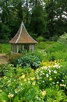 Summerhouse next to bog garden with Zantedeschia aethiopica, Primula and Hosta 
