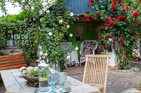 Romantic summer house with climbing Roses 'Elfe' and 'Illusion'