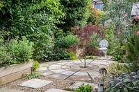 Circular paving with centrally planted Acer in East London Town Garden, by Earth Designs. 