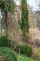 Finished rose arbour - Step by step How to make a rose arbour from wire mesh steel rebar. 