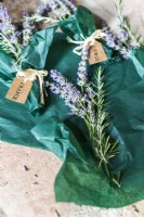Making a herb posy with lavender for table decoration - Lavender summer party story