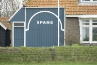 Blue painted stable door with the name of the house of Nieteke Roeper: Spang.