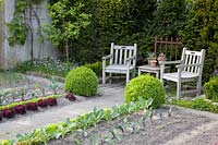 Seating in the vegetable garden 