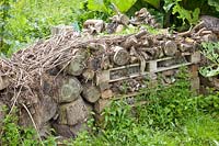 Dead wood as an insect hotel 