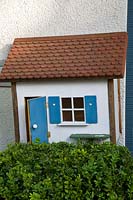 House-shaped mailbox 