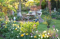 Seating in the garden, Tulipa Yellow Pomponette, Tulipa viridiflora Spring Green, Tulipa White Heart 