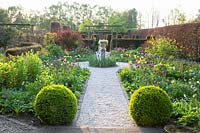 Formal Garden,Taxus, Tulipa Queen of Night,Tulipa Negrita,Tulipa Princess Irene,Narcissus WPMillner,Berberis thunbergii,Buxus 