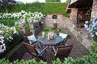Terrace in the garden, Rosa Sommerwind, Hydrangea arborescens Annabelle 