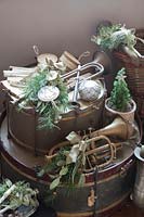 Christmas decoration with old musical instruments 