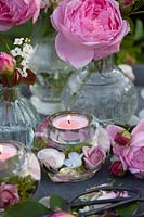 Romantic tea lights with roses 