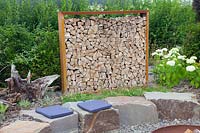 Privacy screen made of Corten steel and firewood 